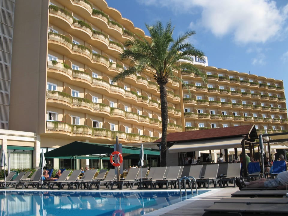 Das Hotel vom Pool aus Alua Illa de Menorca