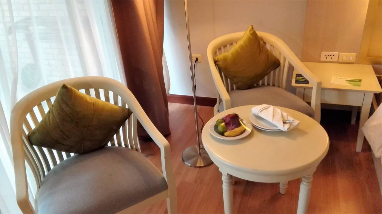 Sitzecke mit Füchten die täglich nachgelegt werden Best Western Premier Bangtao Beach Resort & Spa