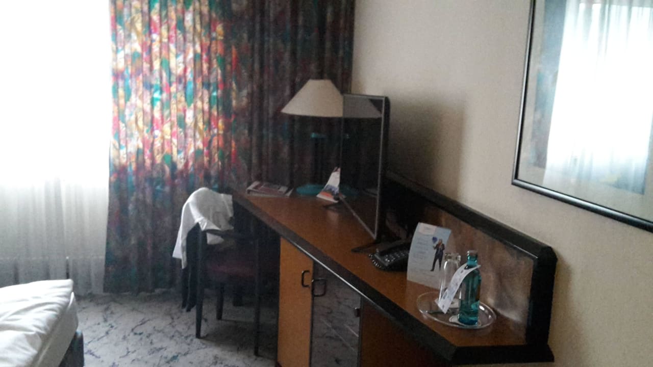 Schreibtisch  H+ Hotel Stuttgart Herrenberg