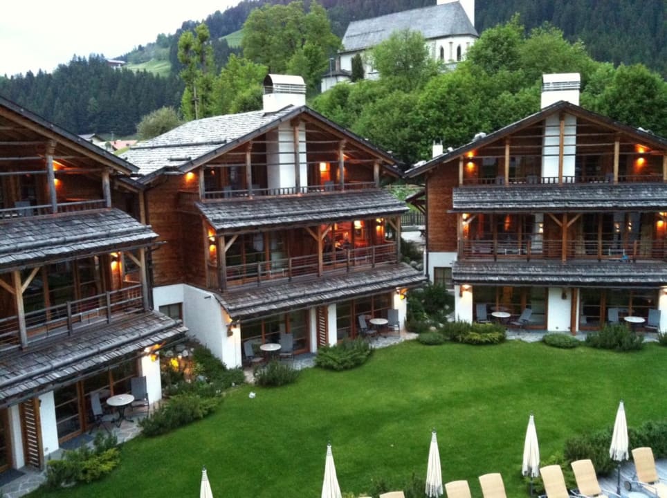 Sicht aus dem Haupthaus in den Innenbereich Post Alpina - Family Mountain Chalets