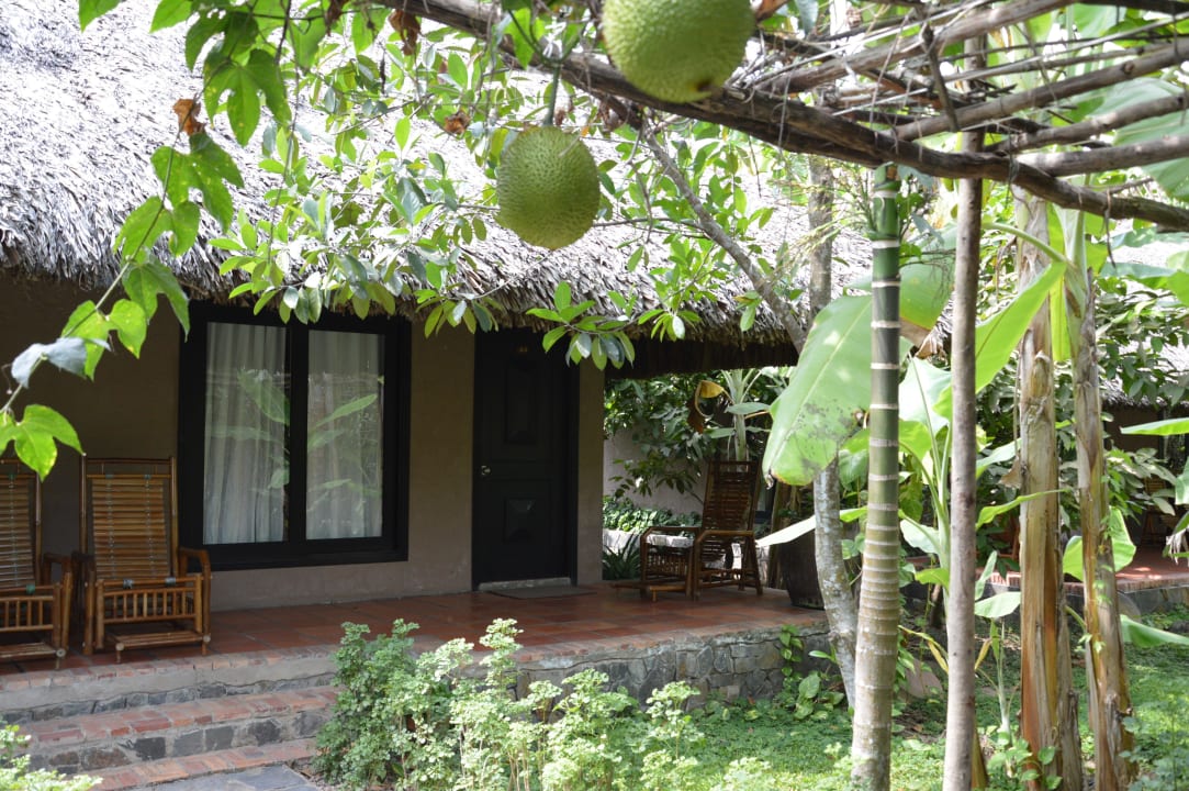 Bungalow von außen Mekong Lodge