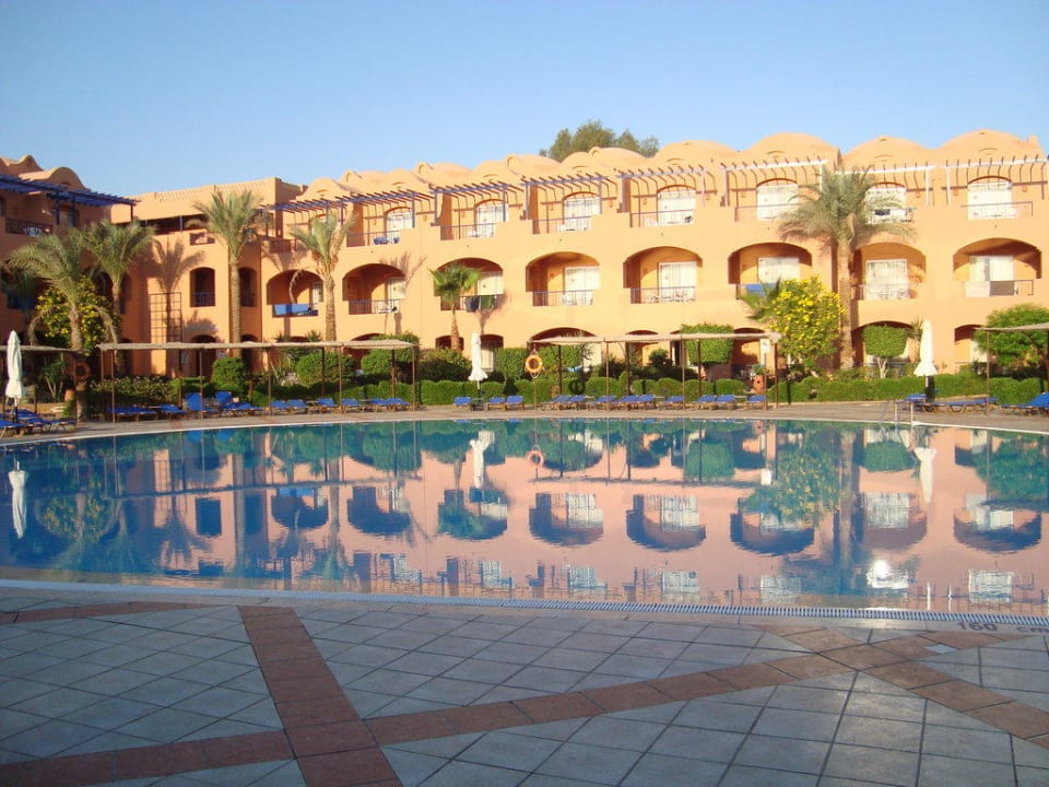 Hotelblock am Pool Jaz Makadi Oasis Resort