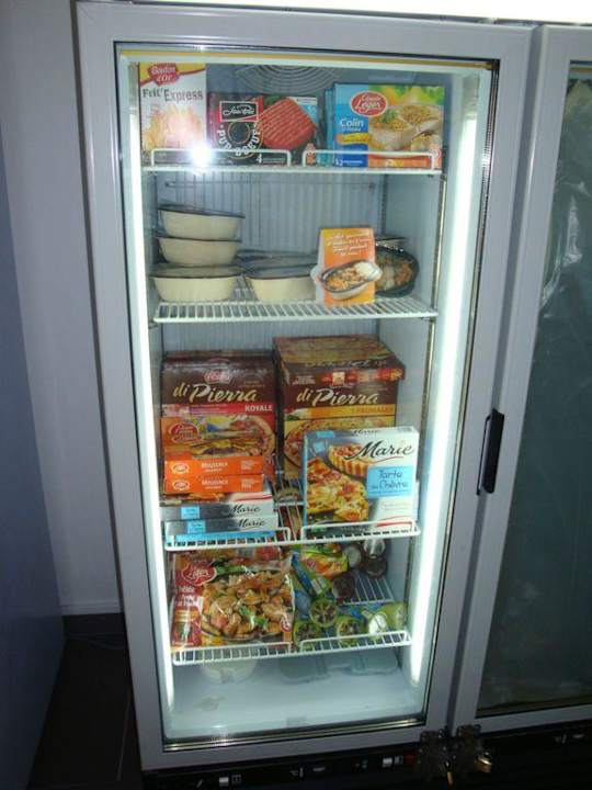 Minimarkt in der Hotellobby Adagio City Aparthotel Toulouse Aéroport