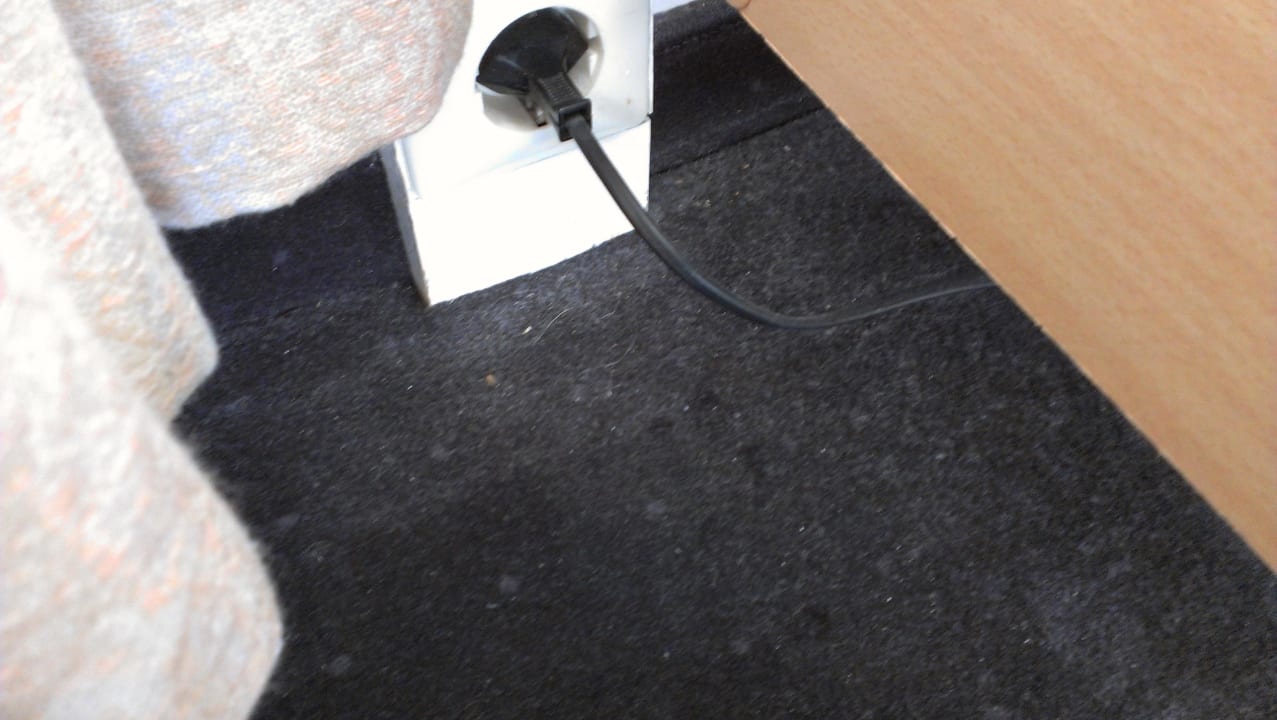 Dick Staub neben dem Nachttisch Days Inn Leipzig City Centre