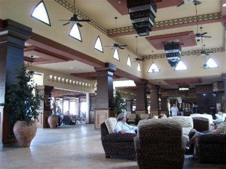 Zahlreiche Sitzmöglichkeiten in der Lobby Hotel Riu Karamboa