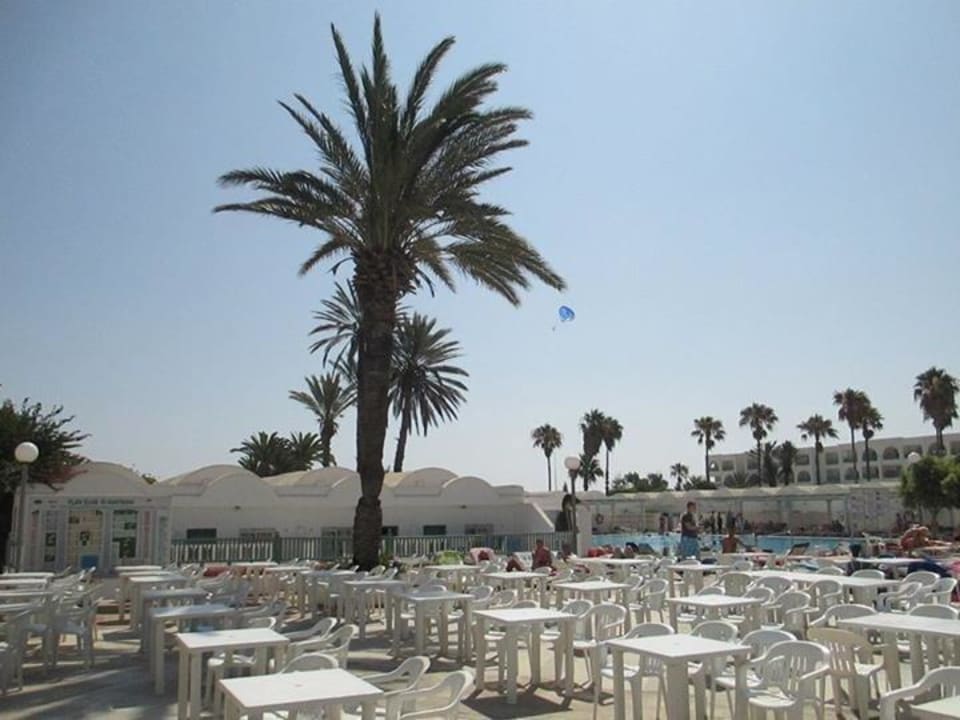 Vor der Poolanlage El Mouradi Club Kantaoui