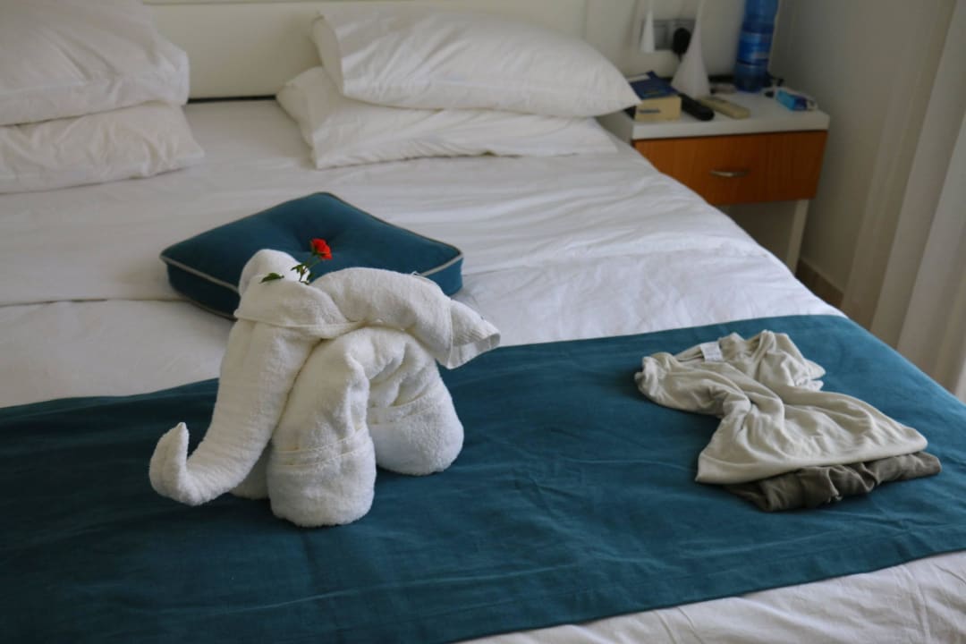 Aufmerksamkeit der Reinigungsdame Sentido More Meni Residence & Suites