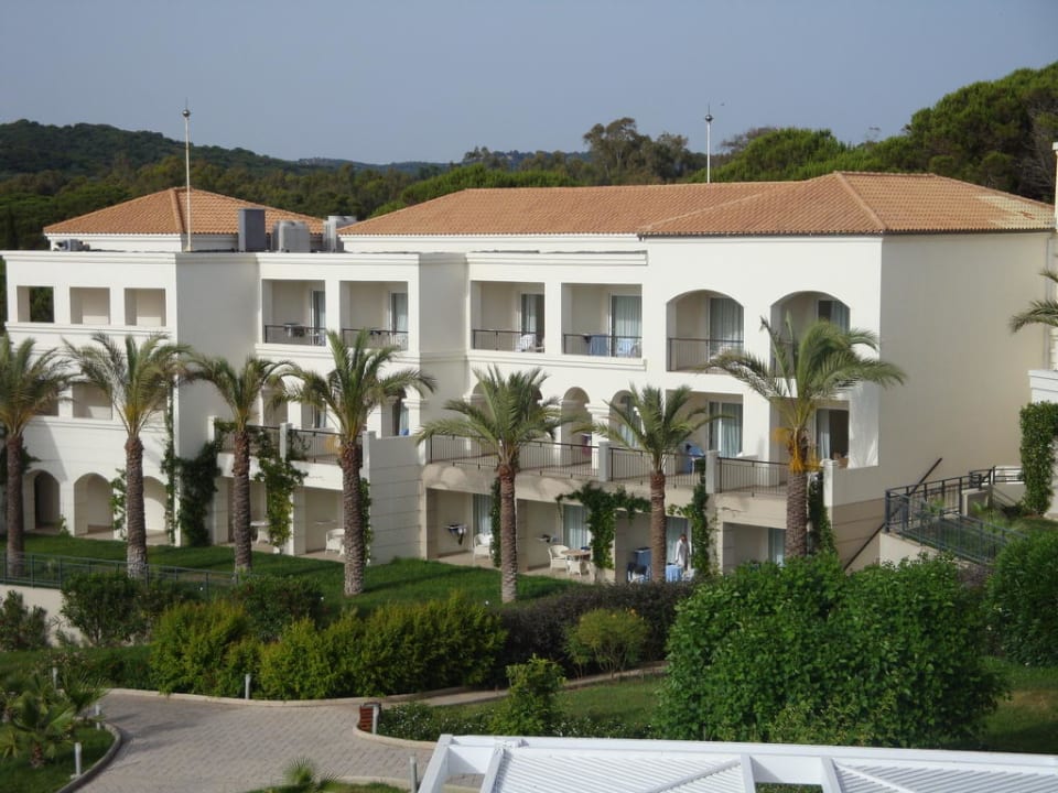 Nebengbäude mit den schön gelegenen Zimmern Grecotel La Riviera at Riviera Olympia & Aqua Park
