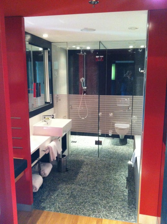 Large bathroom InterContinental Berlin