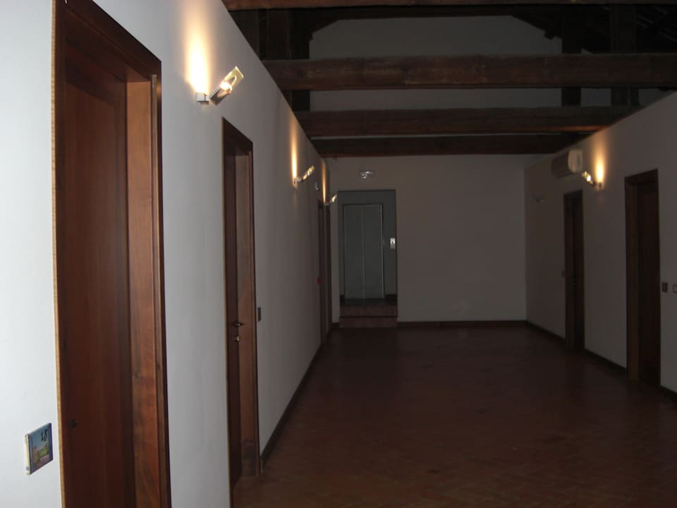 Flur im 2. OG mit rustikalem Dachstuhl Hotel Casa A Colori