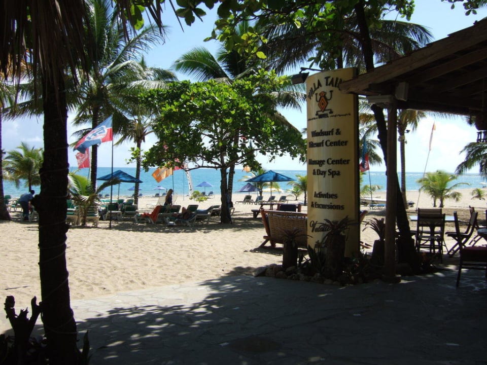Blick von der Beachbar zum Strand Hotel Villa Taina