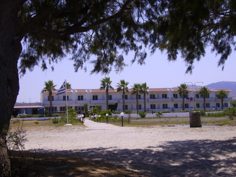Blick vom Meer auf das Hotel Costa Angela Seaside Resort