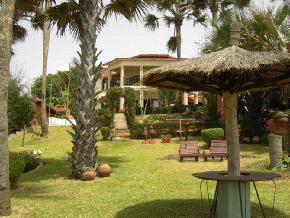 Liegewiese vor Manor Suites Hotel Ngala Lodge