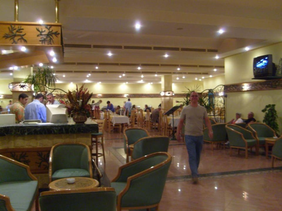 Hotelbar, dahinter Speisesaal Hotel Falcon Hills