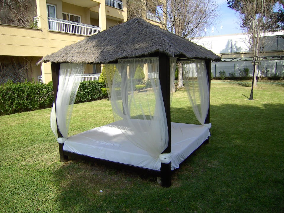 Betten im Garten Prinsotel La Dorada