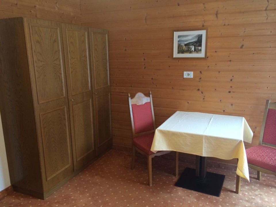 Veraltetes Zimmer des Hotel Rosengarten Schenna Resort Hotel Rosengarten