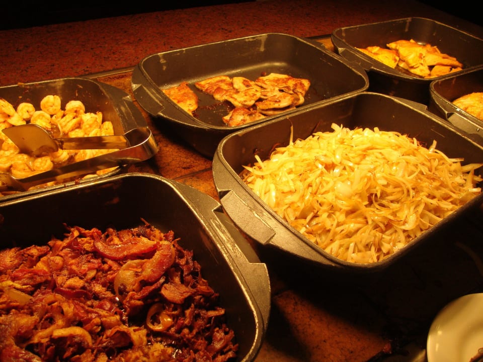 Mittagessen - Garnelen, Lachs, Speck, Zwiebeln Hotel Riu Palace Riviera Maya