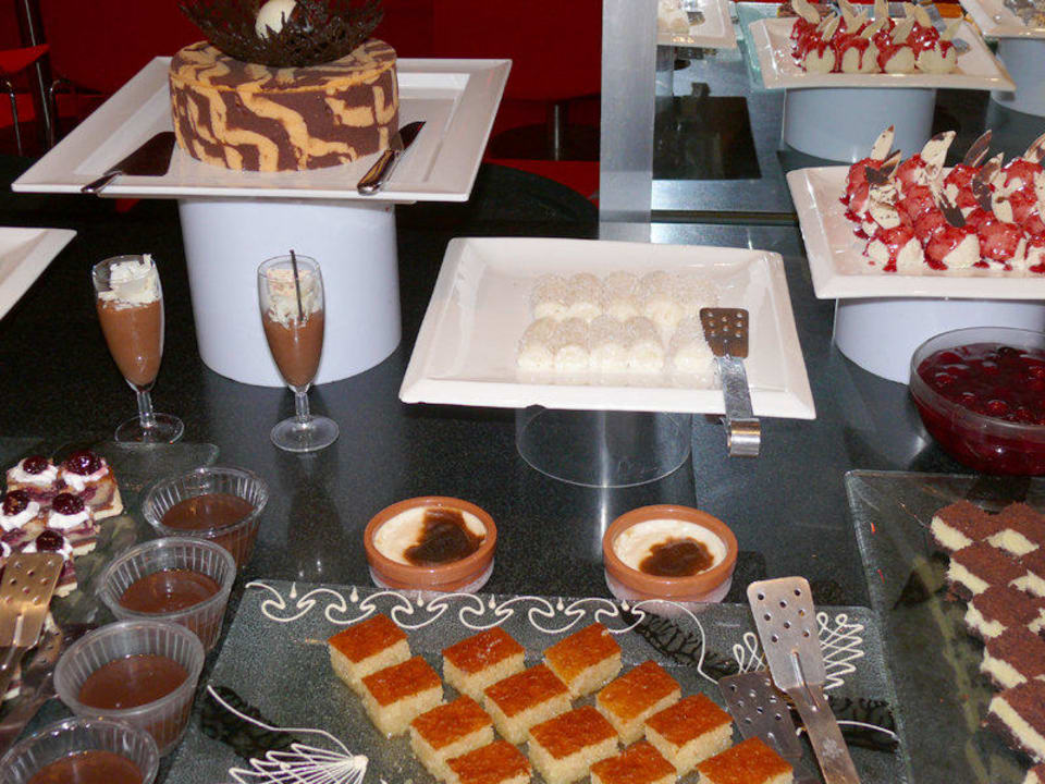 Ein kleiner Teil des Dessertbüffets Hotel SU & Aqualand