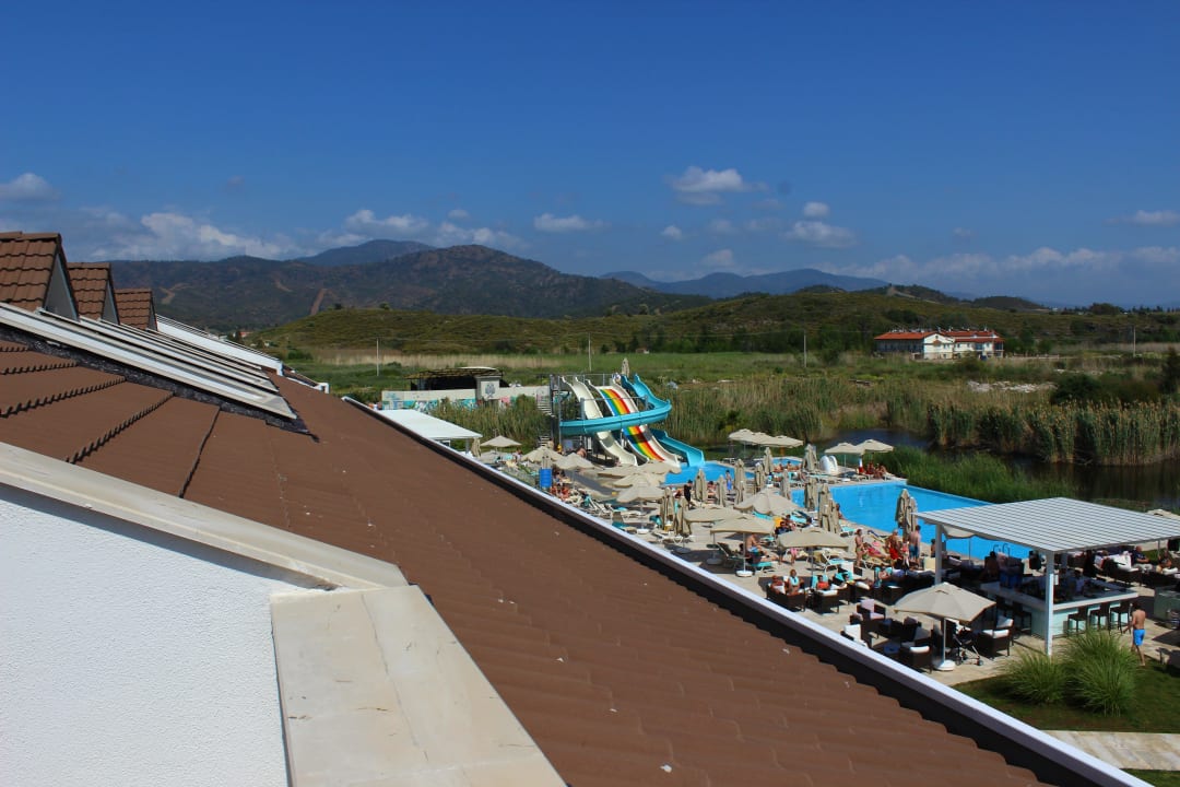 Vom Balkon in die Gartenanlage Jiva Beach Resort