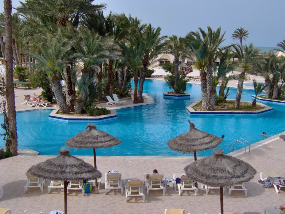 Piscine de 1300 m carré Zita Beach Resort