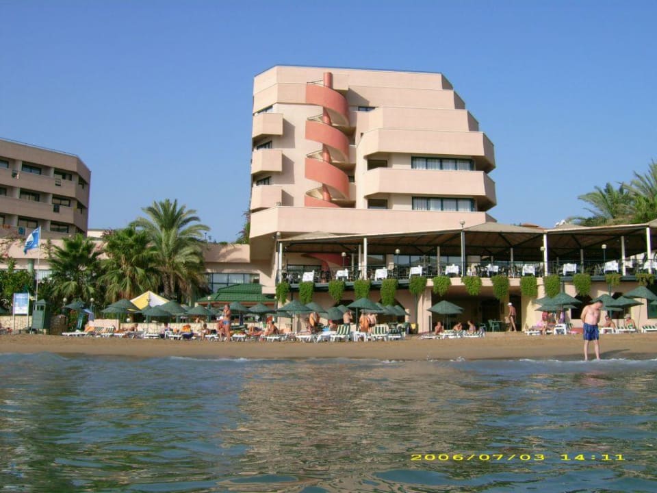 Blick vom Meer aufs Hotel Aska Hotel Just in Beach