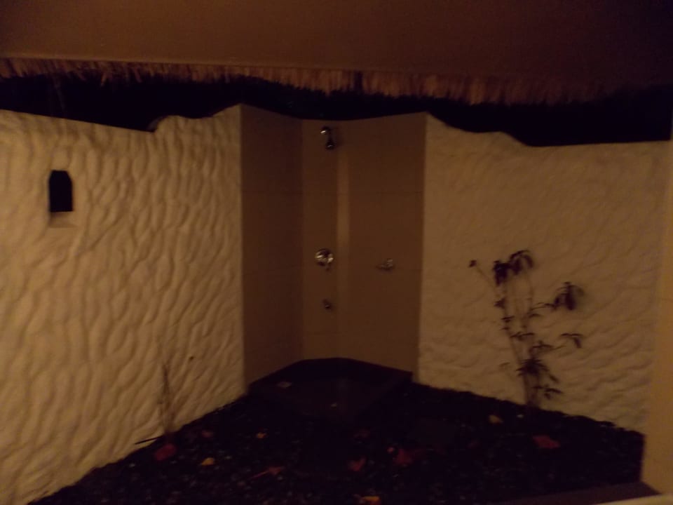 Außendusche, Vorsicht Fliesen sehr glatt Adaaran Select Hudhuran Fushi - Premium All Inclusive