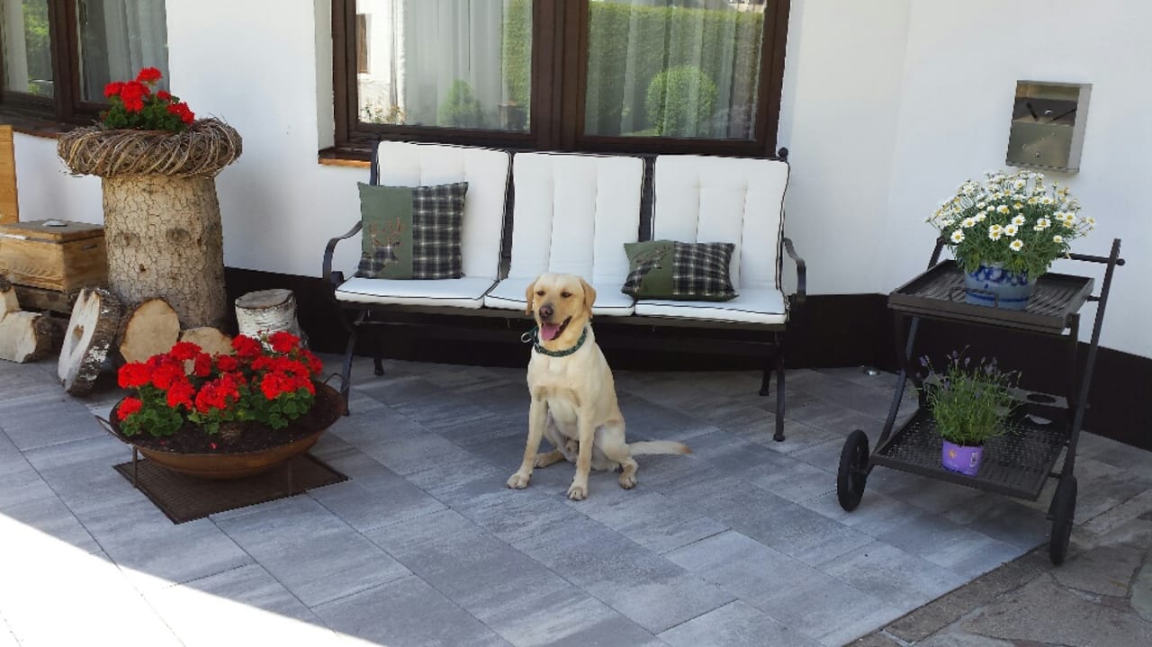 Viele Sitzgelegenheiten laden zum Verweilen ein!  Hotel Johanna mitten im Ötztal