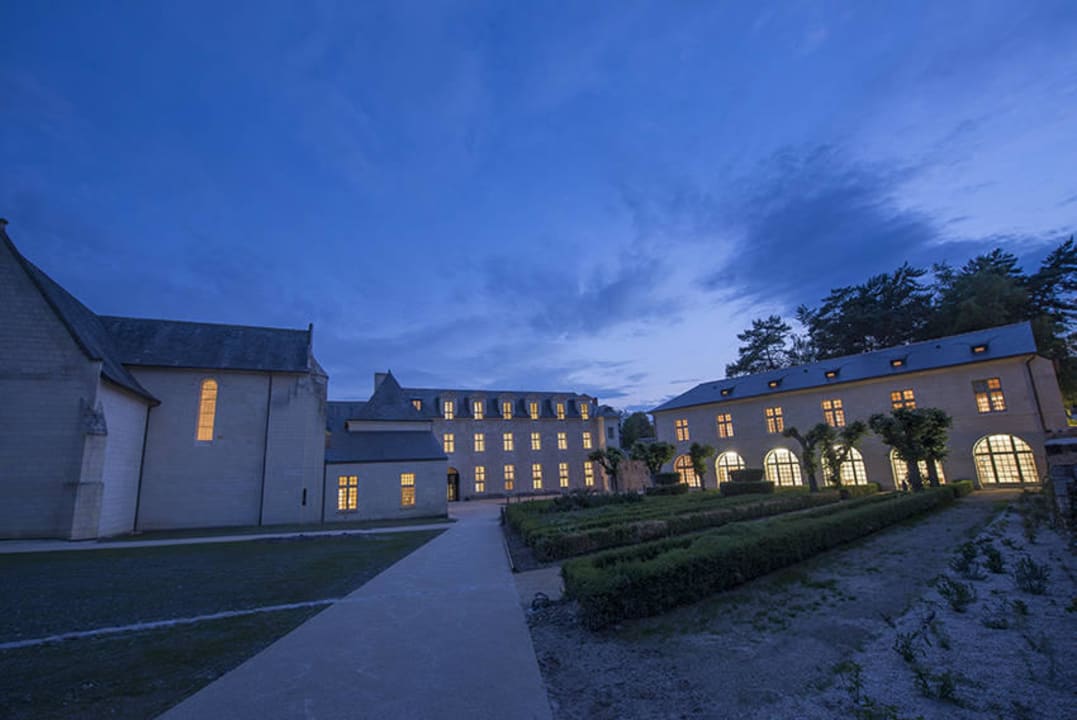 Fontevraud l'Hôtel et le jardin du Liban Fontevraud L'Hôtel