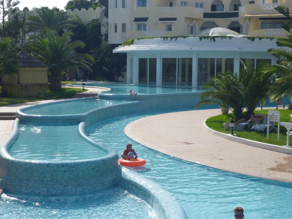 Kinderpool mit Hallenbad im Hintergrund Mahdia Beach & Aquapark