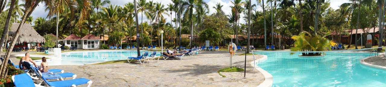 2 und 3 Pool mit Poolbar, Handtuchstand Wyndham Alltra Samana