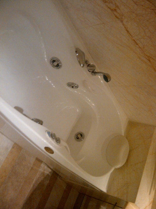 Bathroom jacuzzi Meliá Athens Hotel