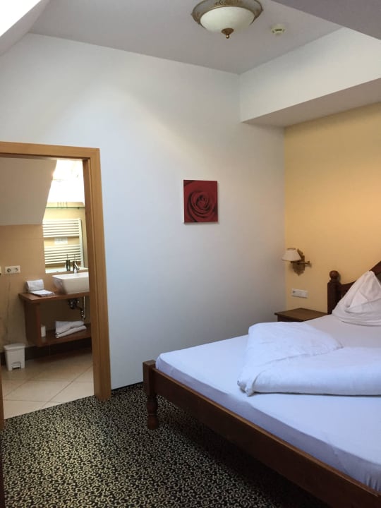 Schlafzimmer 2 mit bad Das Finkennest Panoramic Garden Resort