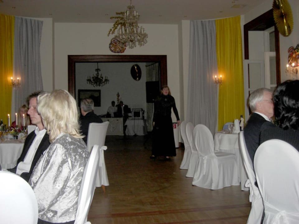 Festsaal (erkennbare Personen verändert.) Hotel Schloss Passow