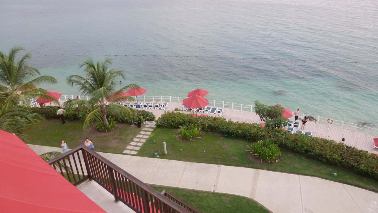 Blick vom Sonnendeck aus zu den terrassen Decameron Baru