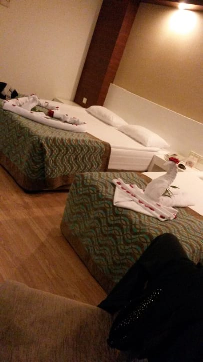 Unser Extrabett :-) Tolle Handtuch-Motive ;-) Seaden Sea World Resort & Spa