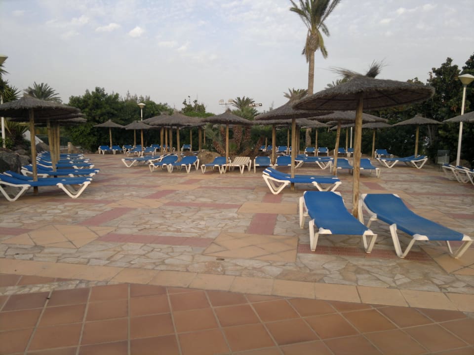 Leżaki przed hotelem SBH Club Paraiso Playa