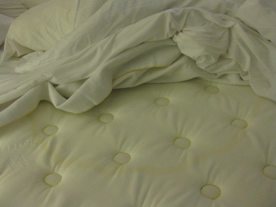 Grosser Urinfleck auf der Matraze Hotel The Westin New York at Times Square