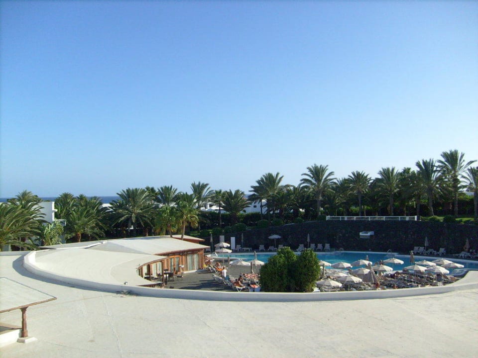 Blick auf Poolbereich vom Zimmerbalkon aus Relaxia Olivina