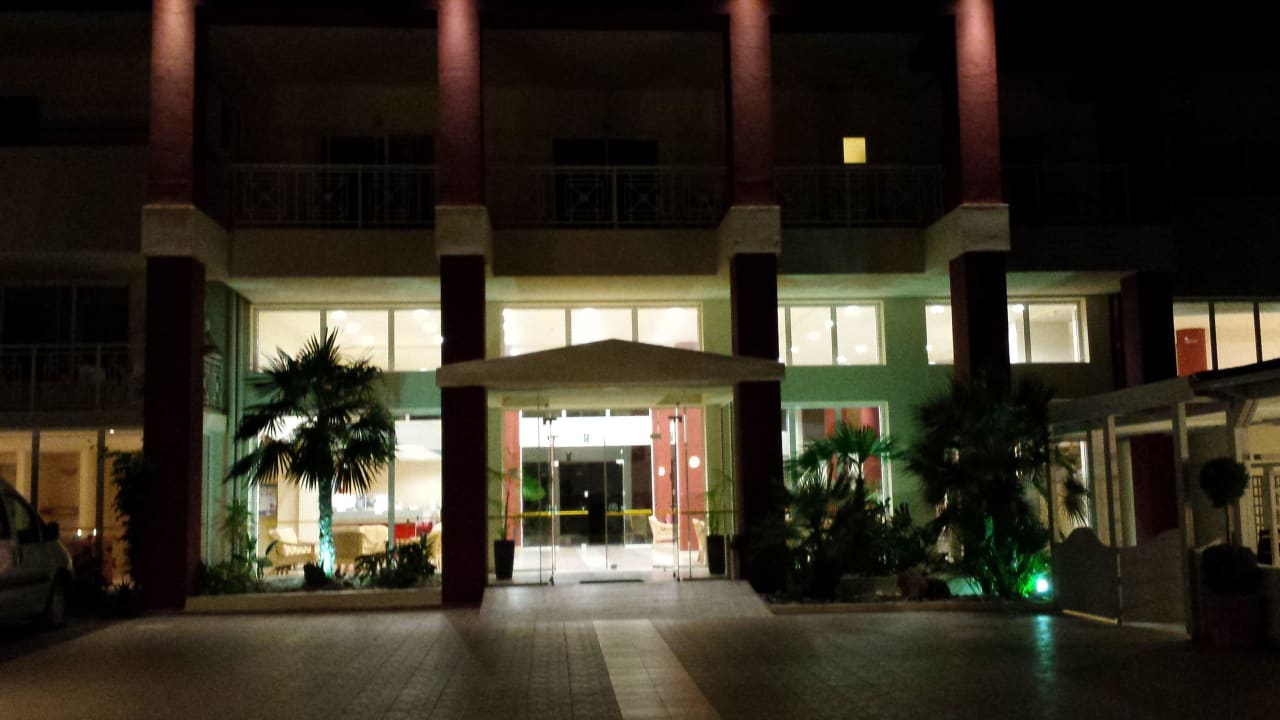 Eingang bei Nacht HARPIN Georgioupolis Resort Aquapark & SPA
