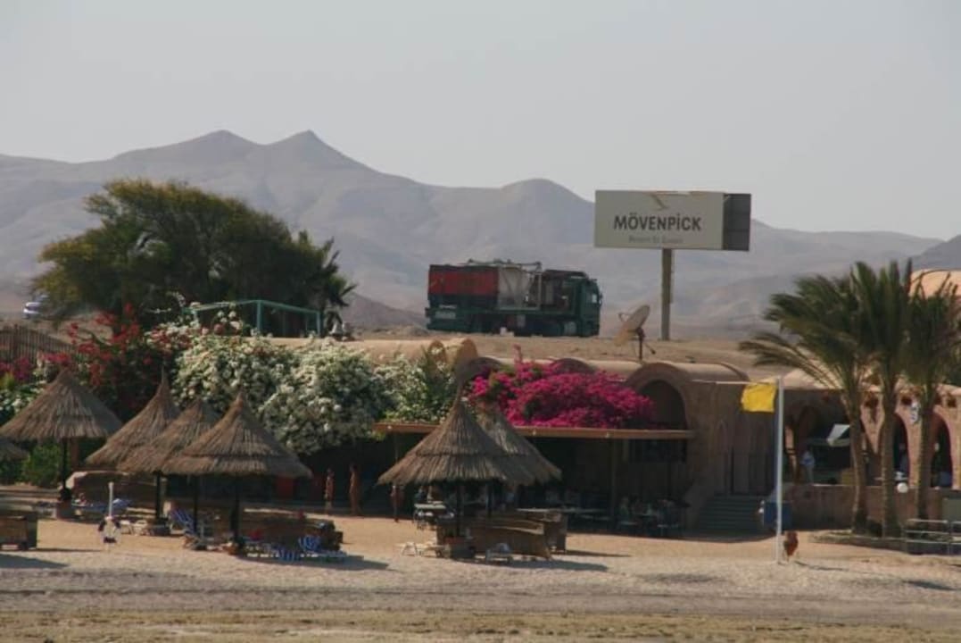 Strand mit LKW Mövenpick Resort El Quseir
