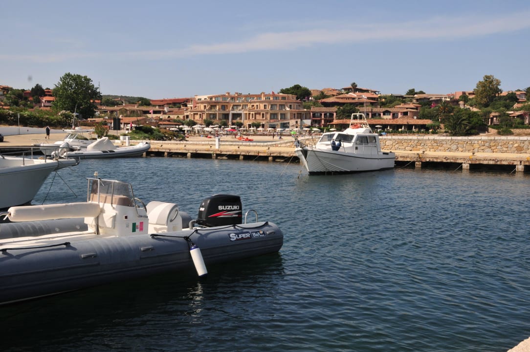 Hotelstrand mit kleinem Bootshafen Hotel Resort & Spa Baia Caddinas