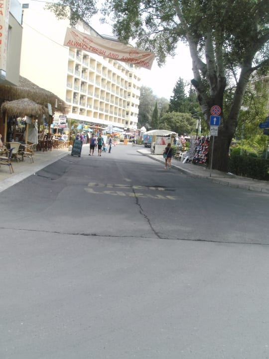 Weg zum Strand Hotel Mena Palace