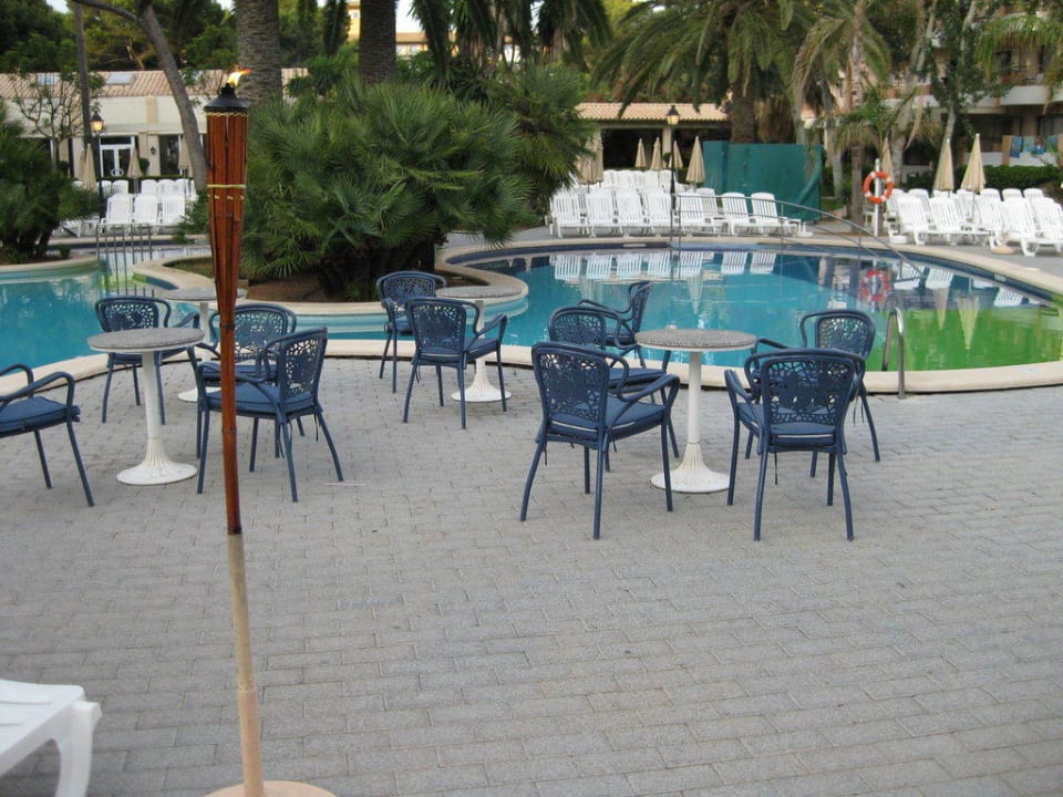 Sitzgelegenheiten am Pool Hotel Riu Bravo