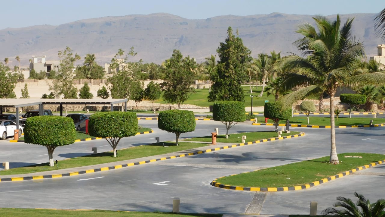 Vor dem Hoteleingang Salalah Rotana Resort