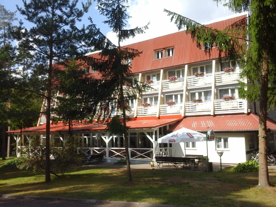 Widok budynku hotelowego z zewnątrz Resort Niegocin