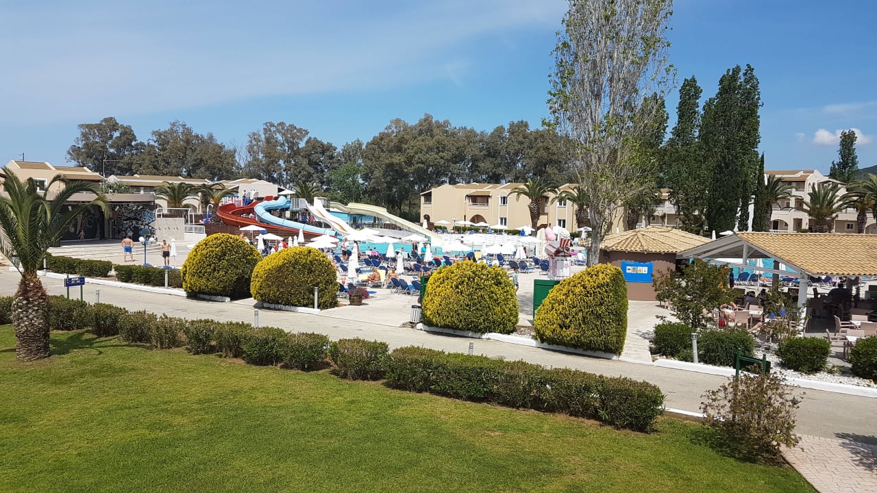 Viele Rutschen für die Kids Sandy Beach Resort