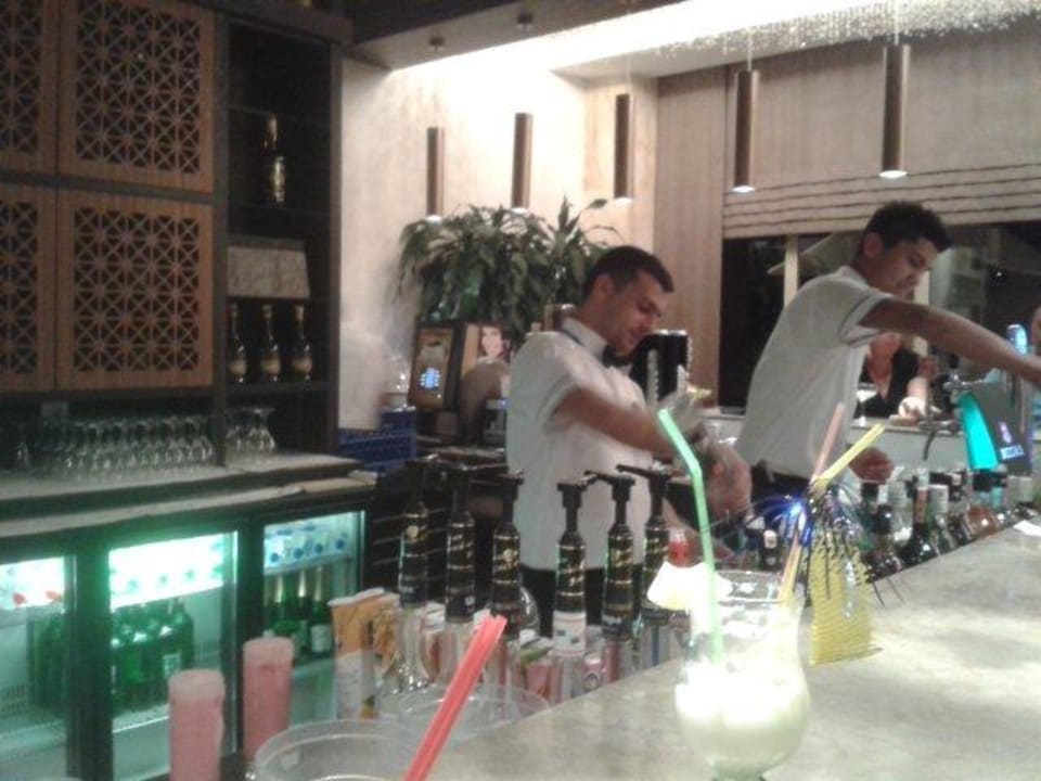 Barkeeper bei der Arbeit Sentido Trendy Verbena Beach