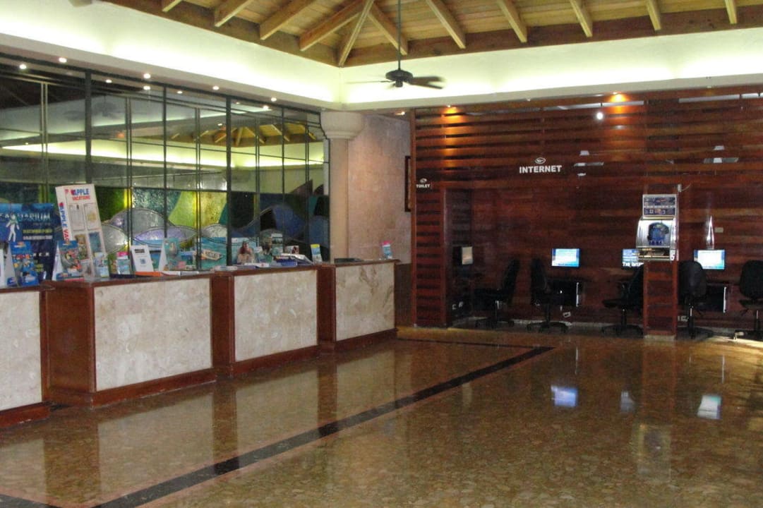 Internetecke und Reiseleitertresen Grand Sirenis Punta Cana Resort & Aquagames