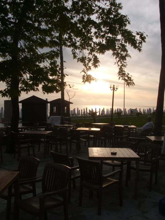 Terrasse, dort ist auch die Bühne, mit Meerblick Hotel Sirma