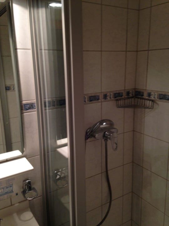Kleinst-Dusche Hotel Kreuz